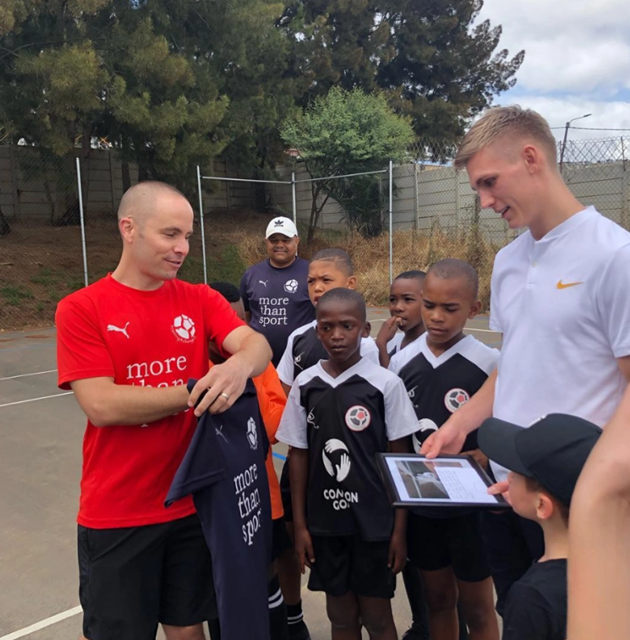 rsenal new signing Alex Runarsson became keeper because of burst appendix, has glamorous Wag and donates to Common Goal - Bóng Đá