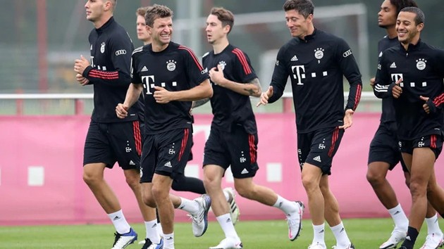 Bayern Munich tập luyện, nhà vô địch World Cup khoe mái tóc cực lạ - Bóng Đá