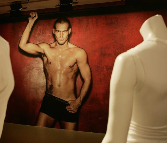 senal interim manager Freddie Ljungberg had red hair, modelled pants for Calvin Klein and married Spurs fan Natalie - Bóng Đá