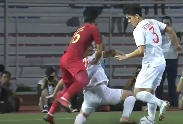 Ảnh Thành Chung chỉ tay dằn mặt Osvaldo Haay - Bóng Đá