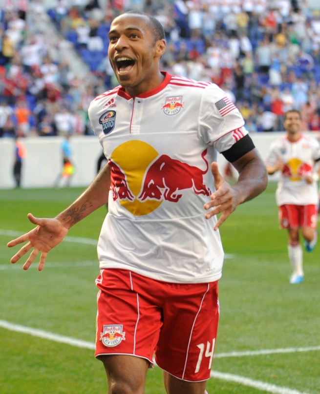 Thierry Henry hugs fans and poses for selfies at Montreal airport as Arsenal legend arrives in Canada for manager job - Bóng Đá