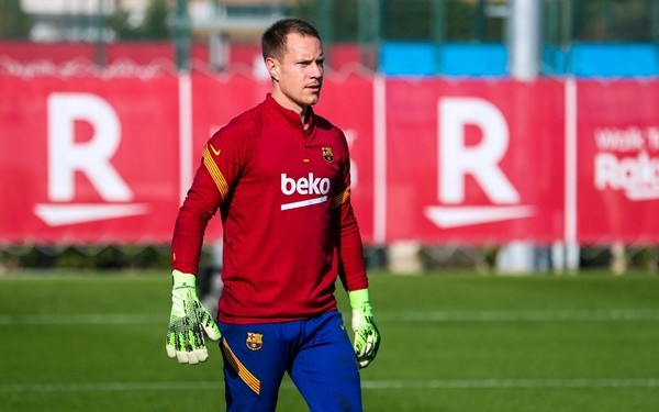 Samuel Umtiti skips Gamper Trophy celebrations after Barcelona fans BOO star and blame him and Coutinho for Messi exit - Bóng Đá