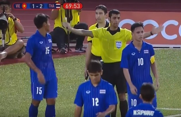 Trợ lý Sasa Todic ôm đầu vì bị đá lại pen - Bóng Đá