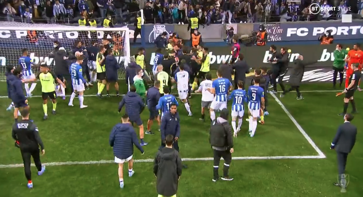 Bị đá vào đầu, đồ tể Pepe nổi máu anh hùng tả xung hữu đột - Bóng Đá