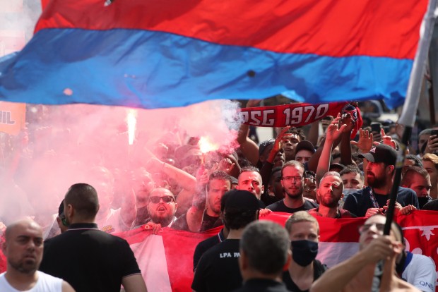CĐV PSG đốt pháo áo, quậy tưng bừng chào đón Messi - Bóng Đá