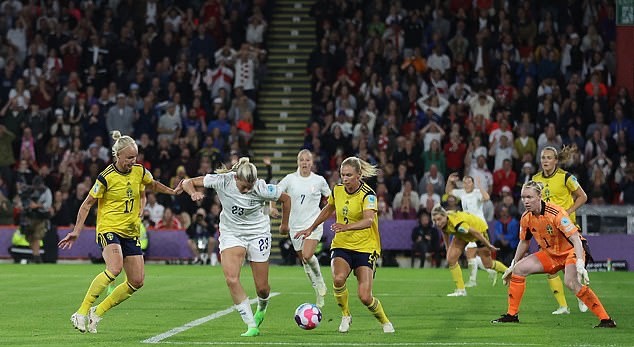 Tiền đạo MU ghi siêu phẩm đánh gót, nữ Anh vào chung kết EURO 2022 - Bóng Đá