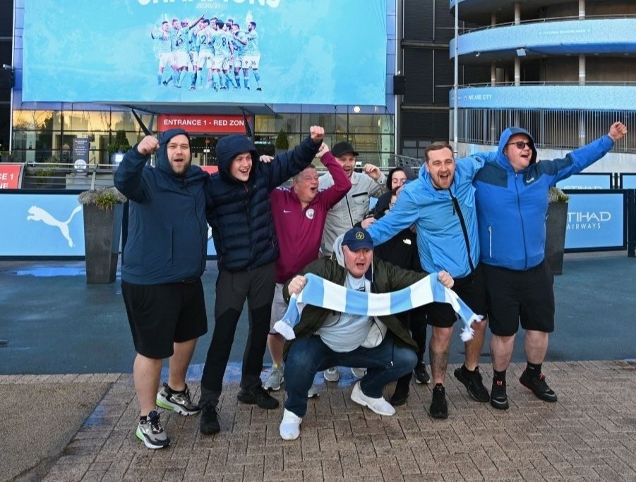 CĐV Man City tạo nên khung cảnh... phát chán khi ăn mừng chức vô địch - Bóng Đá