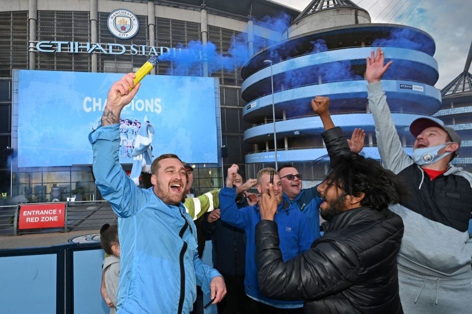 CĐV Man City tạo nên khung cảnh... phát chán khi ăn mừng chức vô địch - Bóng Đá