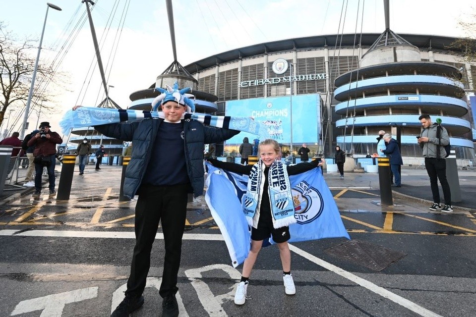 CĐV Man City tạo nên khung cảnh... phát chán khi ăn mừng chức vô địch - Bóng Đá