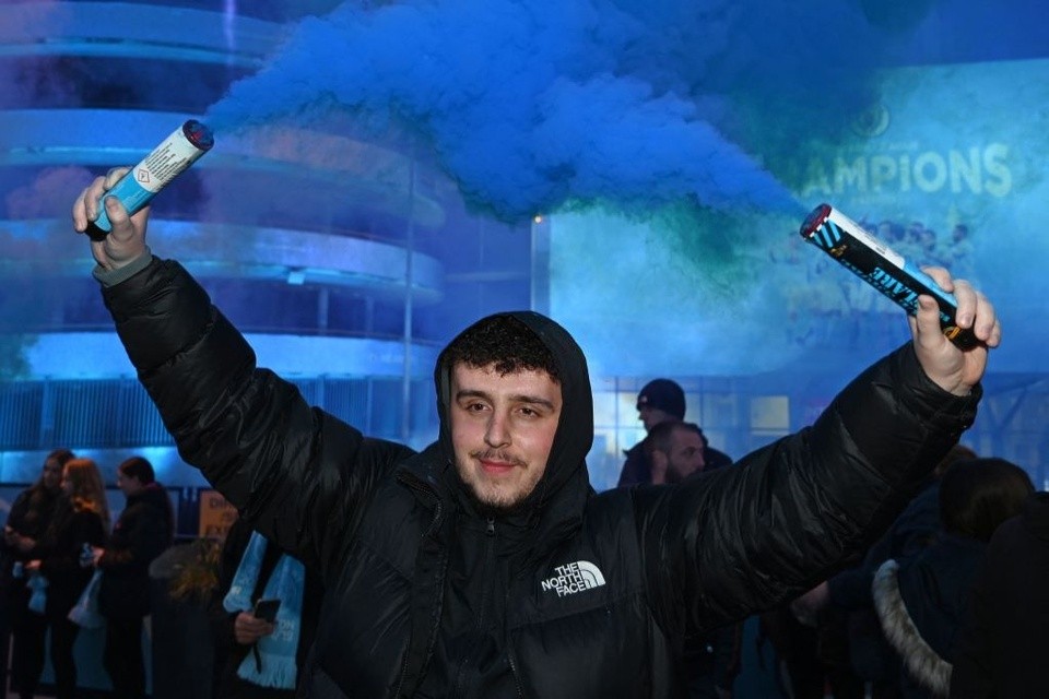 CĐV Man City tạo nên khung cảnh... phát chán khi ăn mừng chức vô địch - Bóng Đá