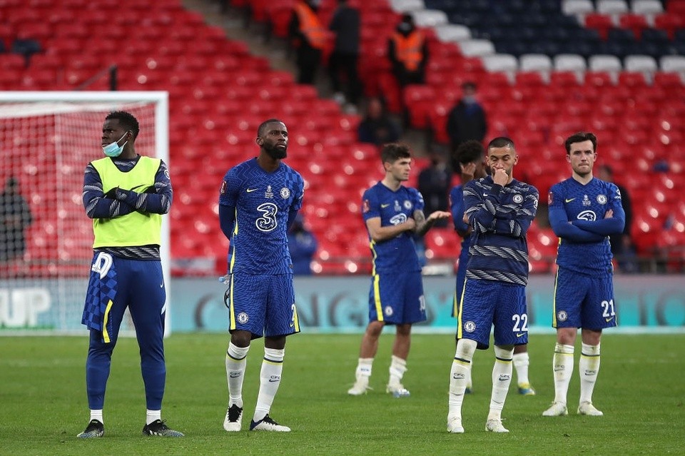 Thất bại cay đắng, toàn đội Chelsea đổ gục xuống sân - Bóng Đá