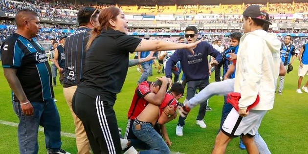 Queretaro-Atlas match in Liga MX suspended due to ugly fan violence - Bóng Đá