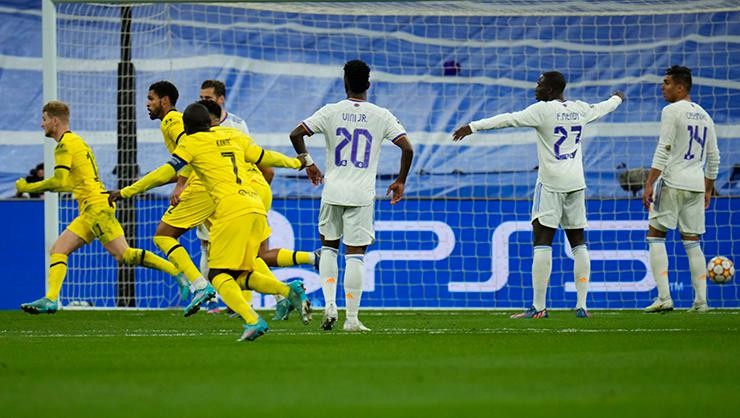 Kante phạm 2 lỗi dẫn tới bàn thua của Chelsea - Bóng Đá