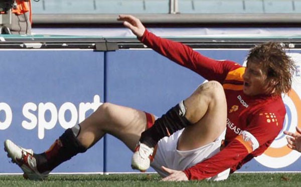 Hùng Dũng và những cầu thủ bị gãy gập ống đồng của bóng đá Thế giới - Bóng Đá