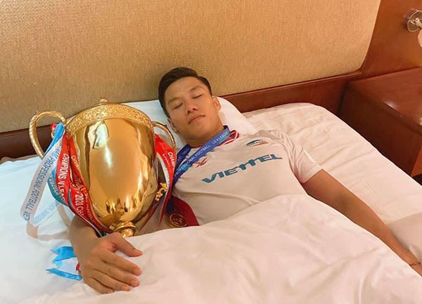 Ăn mừng danh hiệu V-League đầu tay, Quế Ngọc Hải học theo Lewandowski - Bóng Đá
