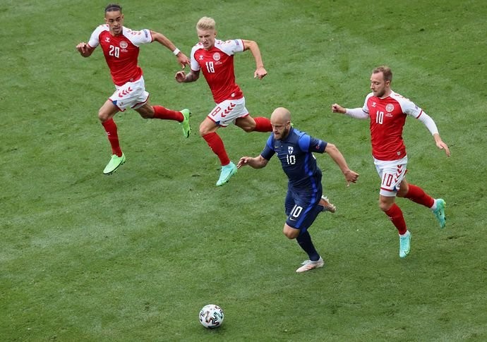 Eriksen nguy kịch, cầu thủ 2 đội bật khóc nức nở - Bóng Đá