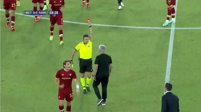 Mourinho bị đuổi khỏi sân khi AS Roma thua 2-5 - Bóng Đá