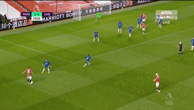 Manchester United news: Fans blast Luke Shaw for ignoring Bruno Fernandes vs Chelsea - Bóng Đá