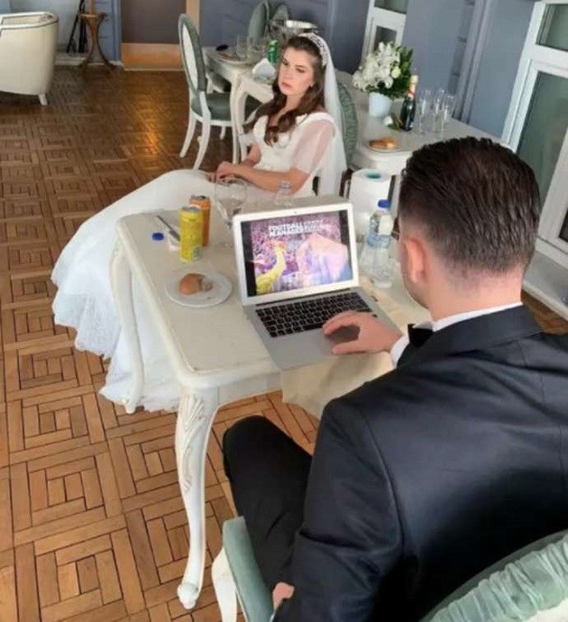 Football Manager: Groom plays FM on his wedding day - Bóng Đá