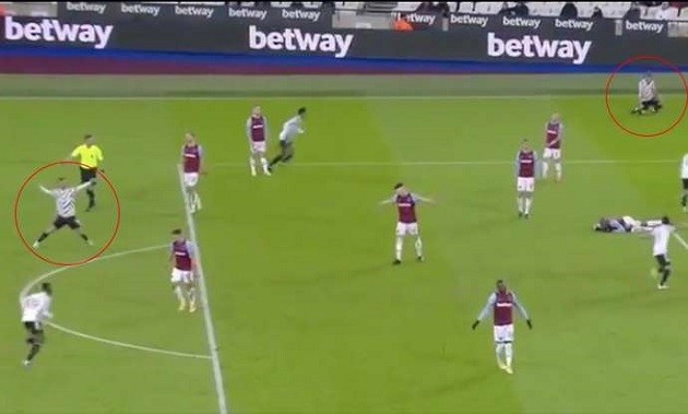 Man Utd: Bruno Fernandes and Alex Telles' viral reaction to Premier League winner vs West Ham - Bóng Đá