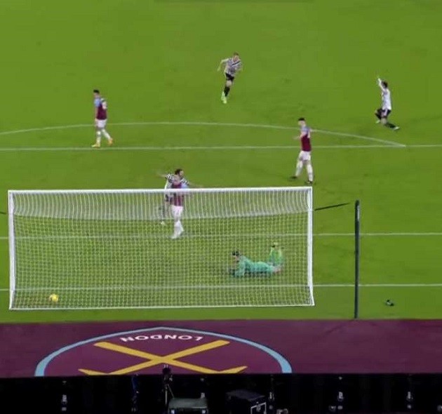Man Utd: Bruno Fernandes and Alex Telles' viral reaction to Premier League winner vs West Ham - Bóng Đá