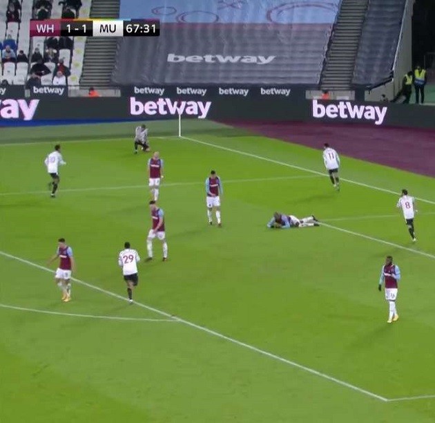 Man Utd: Bruno Fernandes and Alex Telles' viral reaction to Premier League winner vs West Ham - Bóng Đá
