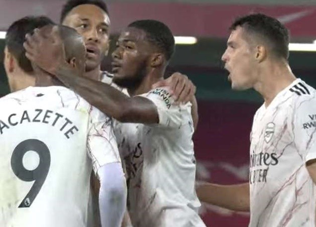Granit Xhaka's livid reaction to Alexandre Lacazette's Anfield goal - Bóng Đá