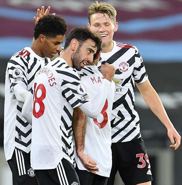 Man Utd: Bruno Fernandes and Alex Telles' viral reaction to Premier League winner vs West Ham - Bóng Đá