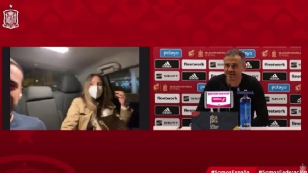 Luis Enrique provides beautiful TV: 'Let your girlfriend ask the question' - Bóng Đá
