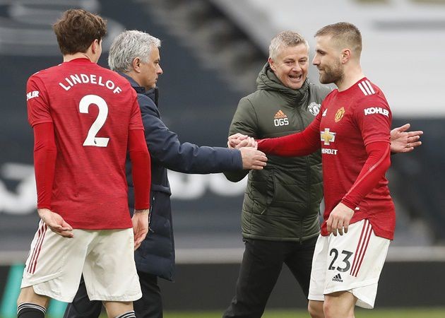 Thua M.U, Mourinho đã tự tay 