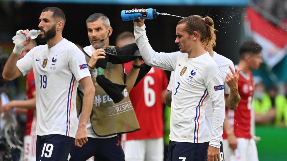Griezmann bảo vệ Benzema - Bóng Đá