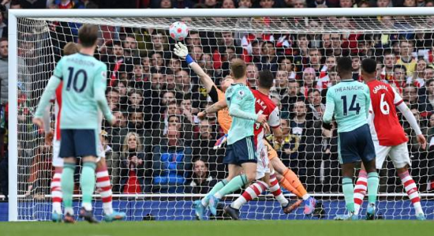 HLV đối thủ cũng phải ngả mũ trước sự phản xạ kinh dị của Ramsdale - Bóng Đá