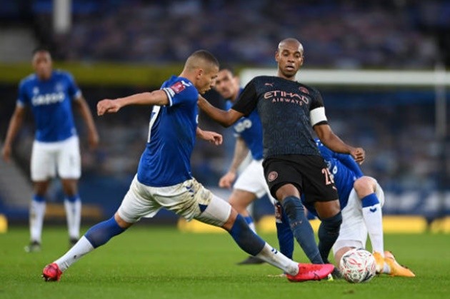 Fernandinho thúc cùi chỏ Richarlison - Bóng Đá