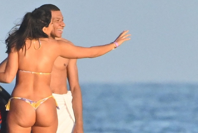 Ben Chilwell spotted hand-in-hand with stunning Netflix model Holly Scarfone - Bóng Đá