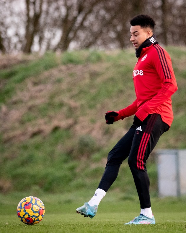 Arsenal fans HANG EFFIGY and call on Stan Kroenke to quit as thousands protest outside Emirates as police intervene - Bóng Đá