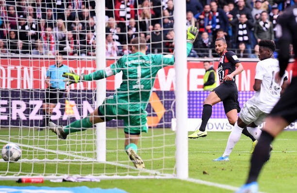 Boateng 'ăn' thẻ đỏ, Bayern Munich nhận trận thua lịch sử - Bóng Đá