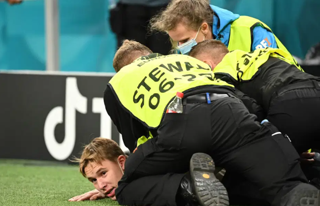 Euro 2020 pitch invader advertises cryptocurrency in skimpy outfit during Belgium’s clash with Finland - Bóng Đá