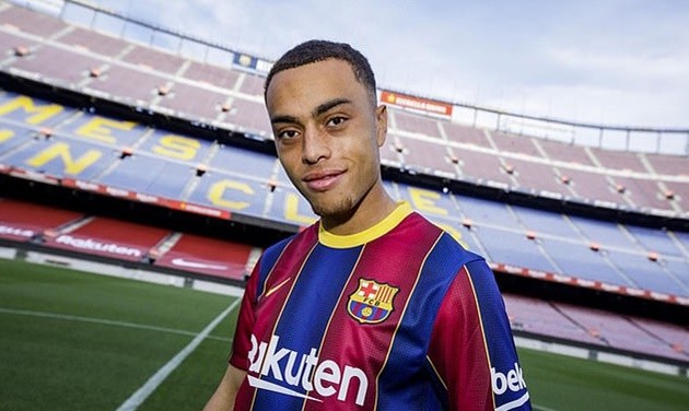 Watch Sergino Dest’s awful attempt at kick-ups at Barcelona - Bóng Đá