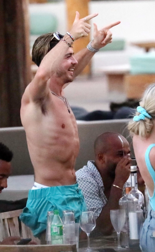 Luke Shaw and Jack Grealish relax by pool at exclusive Mykonos - Bóng Đá