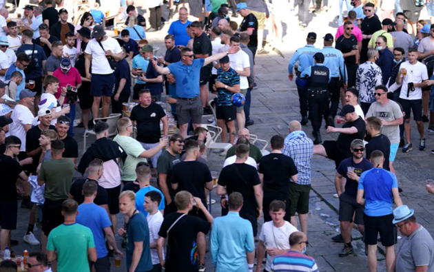  Brawling Chelsea and Man City fans clash in shameful scenes in Porto ahead of Saturday’s Champions League final - Bóng Đá