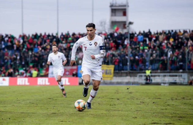 Ronaldo slams 'potato field' pitch, says not 100 percent - Bóng Đá