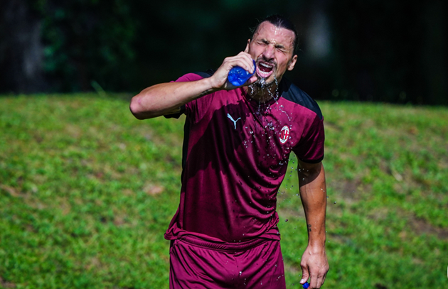 Vừa gia hạn hợp đồng với Milan, Ibrahimovic là 1 điều khiến nhiều người nể phục - Bóng Đá