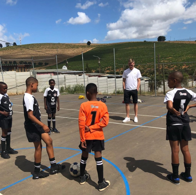 rsenal new signing Alex Runarsson became keeper because of burst appendix, has glamorous Wag and donates to Common Goal - Bóng Đá