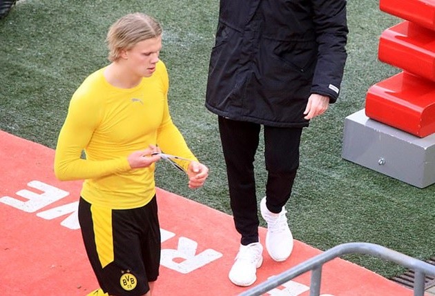 Lionel Messi poses in new PSG kit - Bóng Đá