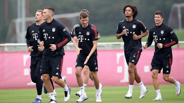 Bayern Munich tập luyện, nhà vô địch World Cup khoe mái tóc cực lạ - Bóng Đá