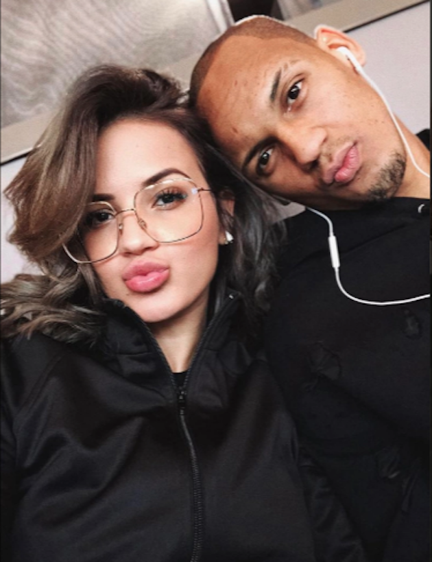 Cô vợ nóng bỏng của Fabinho lên tiếng sau cú vào bóng của Sanchez - Bóng Đá