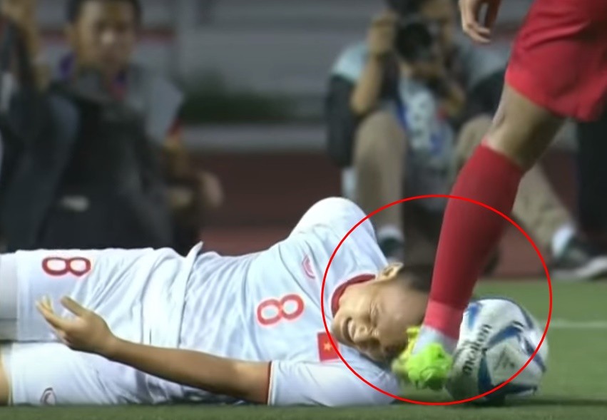 Ảnh Thành Chung chỉ tay dằn mặt Osvaldo Haay - Bóng Đá