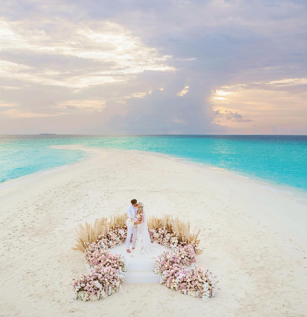 Jordan Pickford nhận nụ hôn ngọt ngào từ cô dâu xinh đẹp - Bóng Đá