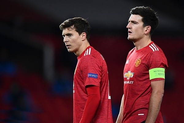 Ole Gunnar Solskjaer must fix two vital Man Utd positions after cracks exposed - Bóng Đá