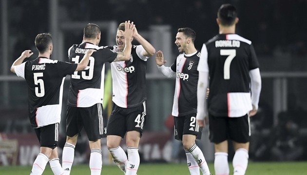 Lingard wraps up warm and Mata joined by wife as Man Utd stars make final preparations for Aston Villa clash - Bóng Đá